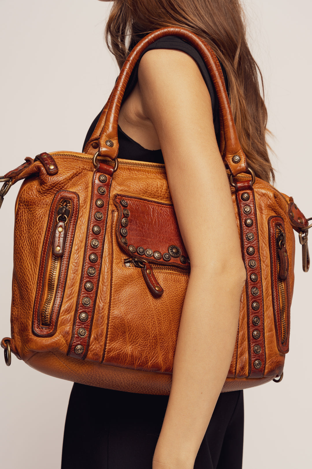 LUSHER MOTORCYCLE BAG COGNAC, BAYSIDE84 + LUSHER COLLAB, MOTOCYCLE HANDBAG, BOXY LEATHER HANDBAG, CONVERTIBLE HANDBAG, STUDDED CROSSBODY HANDBAG, MADE IN ITALY BAGS, VINTAGE LEATHER BAGS