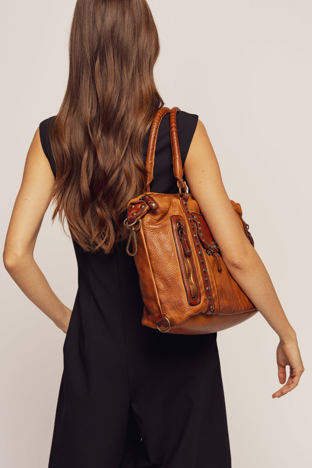LUSHER MOTORCYCLE BAG COGNAC, BAYSIDE84 + LUSHER COLLAB, MOTOCYCLE HANDBAG, BOXY LEATHER HANDBAG, CONVERTIBLE HANDBAG, STUDDED CROSSBODY HANDBAG, MADE IN ITALY BAGS, VINTAGE LEATHER BAGS
