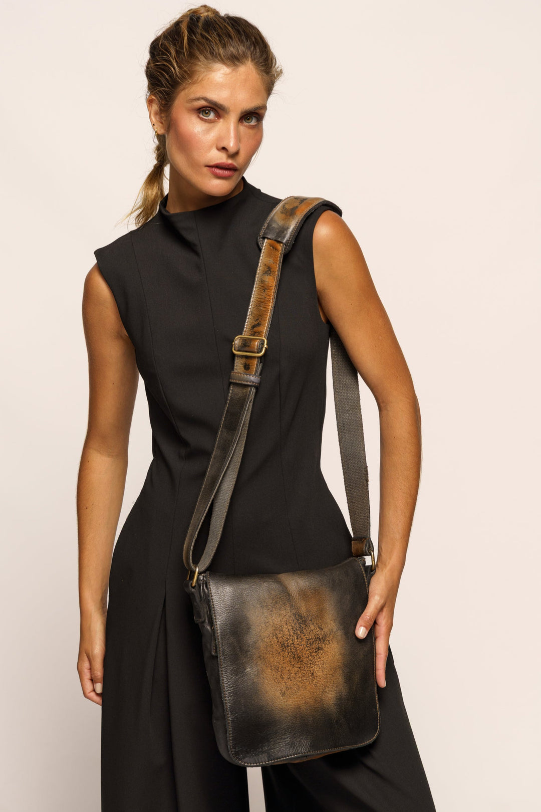 LUSHER CROSSBODY MESSENGER BAG IN BLACK RAW ONYX, BAYSIDE84 MESSENGER BAG, BLACK VINTAGE LEATHER MESSENGER BAG, IPAD CROSSBODY BAG