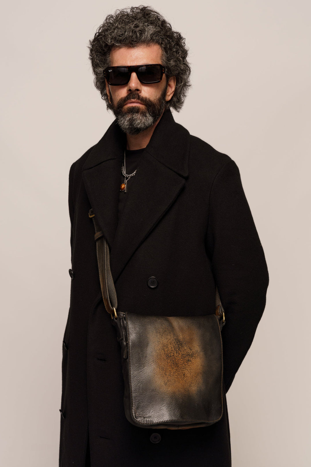 LUSHER MEN'S CROSSBODY MESSENGER BAG IN BLACK RAW ONYX, BAYSIDE84 MESSENGER BAG, MEN'S BLACK VINTAGE LEATHER MESSENGER BAG, IPAD CROSSBODY BAG