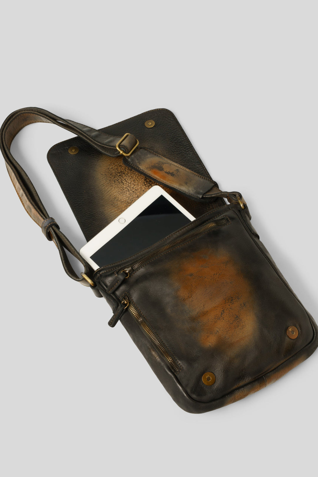 LUSHER CROSSBODY MESSENGER BAG IN BLACK RAW ONYX, BAYSIDE84 MESSENGER BAG, BLACK VINTAGE LEATHER MESSENGER BAG, IPAD CROSSBODY BAG