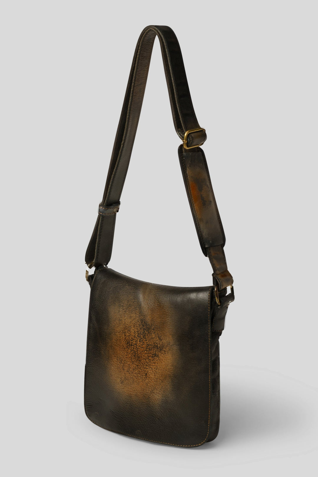 LUSHER CROSSBODY MESSENGER BAG IN BLACK RAW ONYX, BAYSIDE84 MESSENGER BAG, BLACK VINTAGE LEATHER MESSENGER BAG, IPAD CROSSBODY BAG