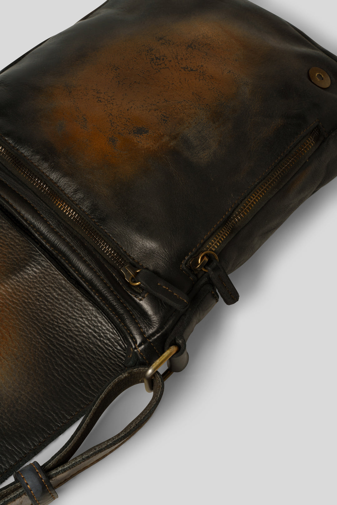 LUSHER CROSSBODY MESSENGER BAG IN BLACK RAW ONYX, BAYSIDE84 MESSENGER BAG, BLACK VINTAGE LEATHER MESSENGER BAG, IPAD CROSSBODY BAG
