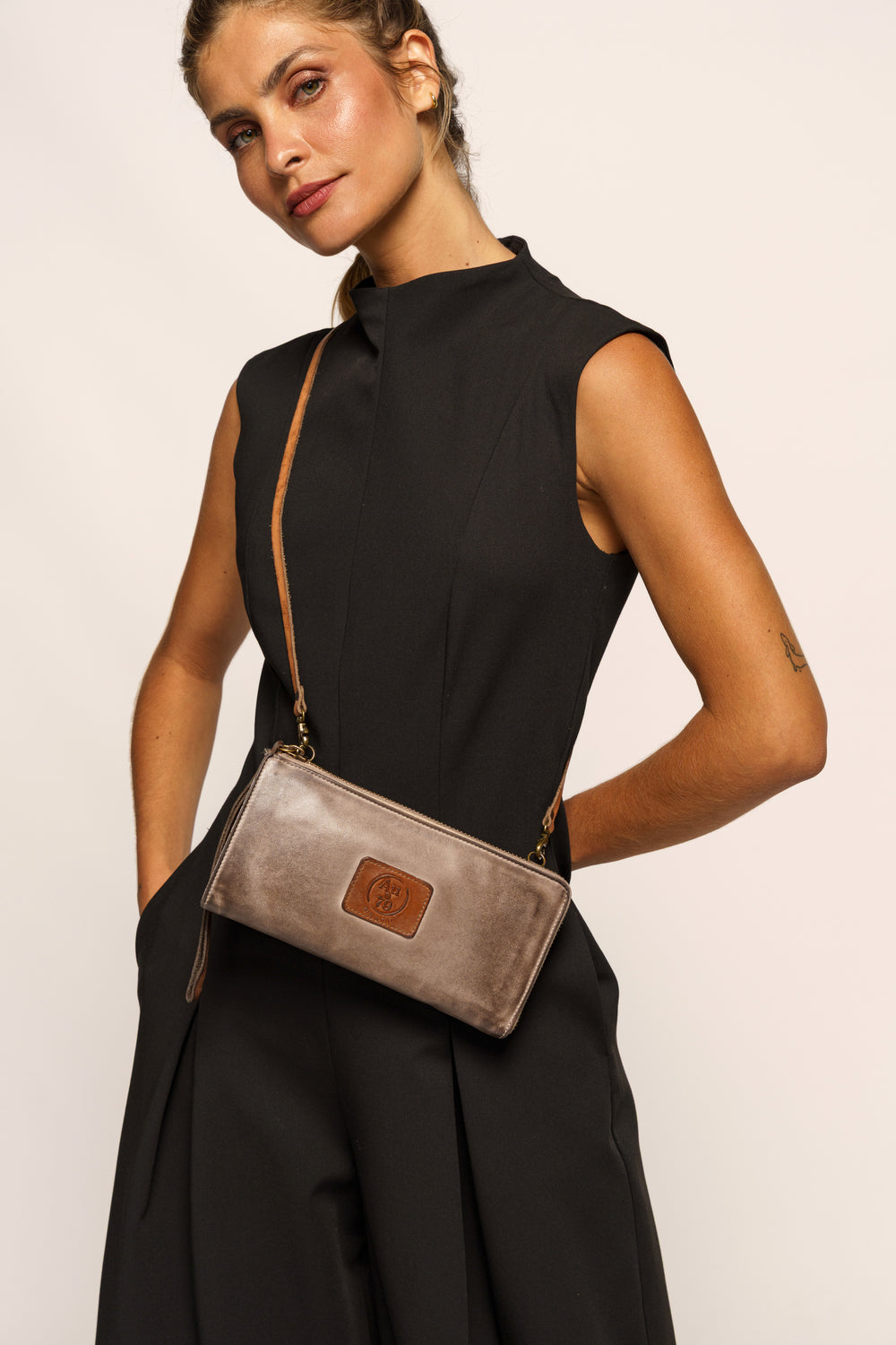 AU79 CROSSBODY WALLET TAUPE, LUSHER WALLET, VEGTABLE TANNED ITALIAN LEATHER CROSS BODY WALLET, LUXURY WALLETS