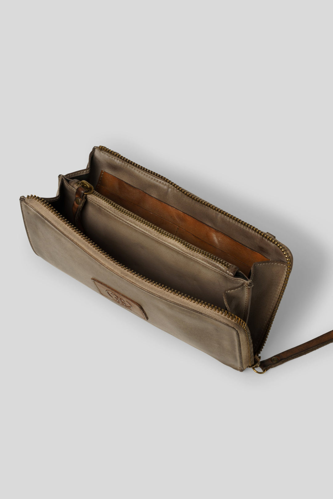 AU79 Piece Dyed Leather Crossbody Wallet - Stormy Taupe