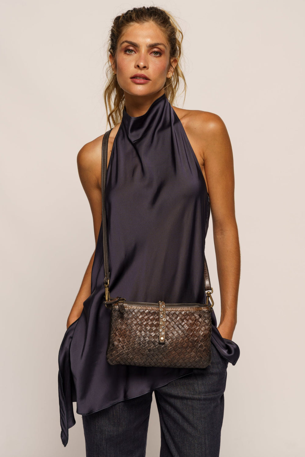 LUSHER AU79 WOVEN LEATHER CONVERTIBLE BAG, WOVEN LEATHER CROSSBODY CLUTCH, BROWN WOVEN LEATHER EVENING BAG WITH STUDS, STUDDED WOVEN LEATHER CLUTCH CROSSBODY SHOULDER BAG