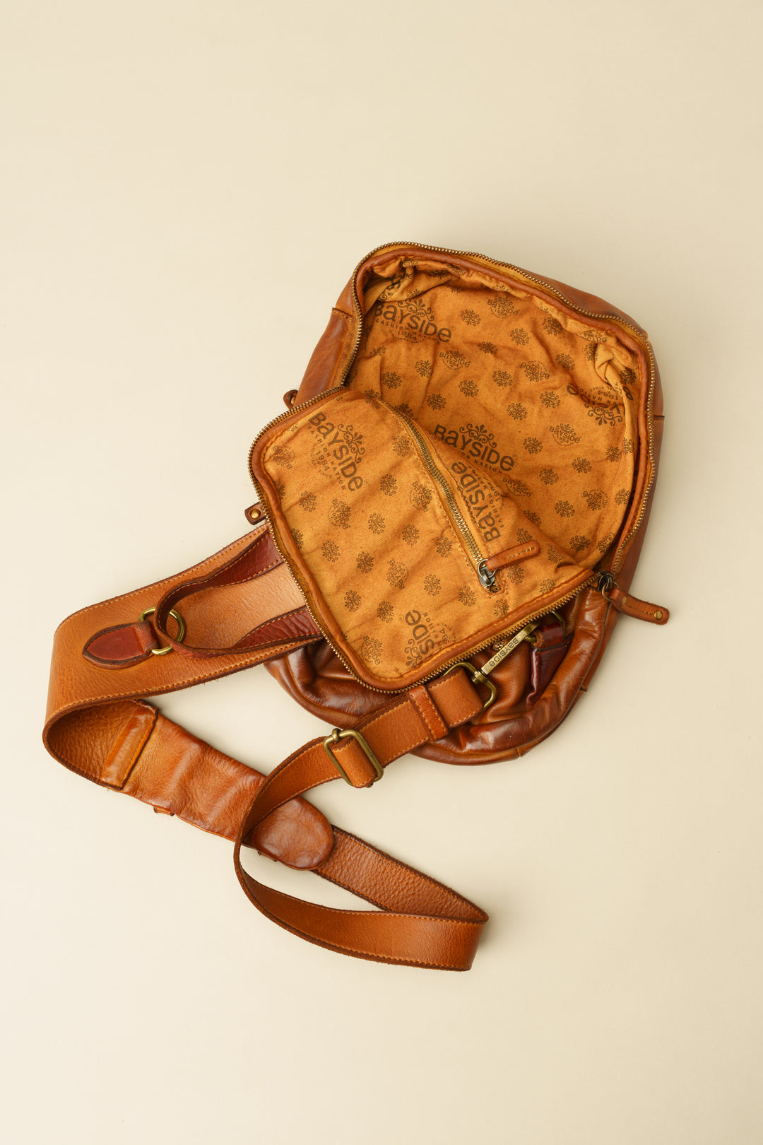 BAYSIDE84 Modena Sling Bag - Cognac