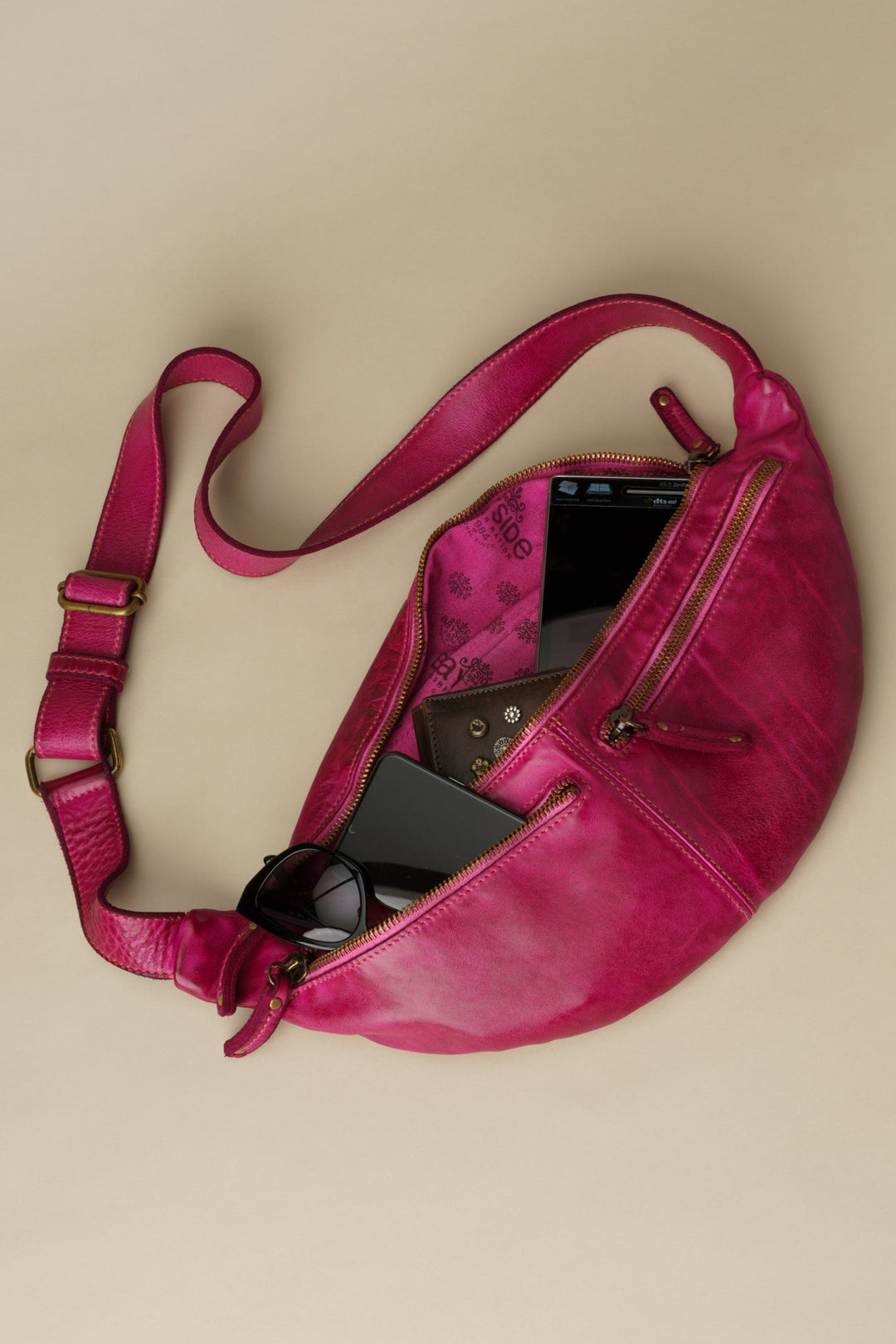 LUSHER SMALL URBAN SLING BAG FUCHSIA
