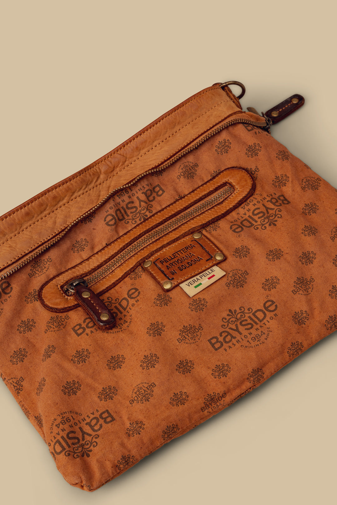 BAYSIDE84 WING CROSSBODY POUCH - BUTTERY COGNAC