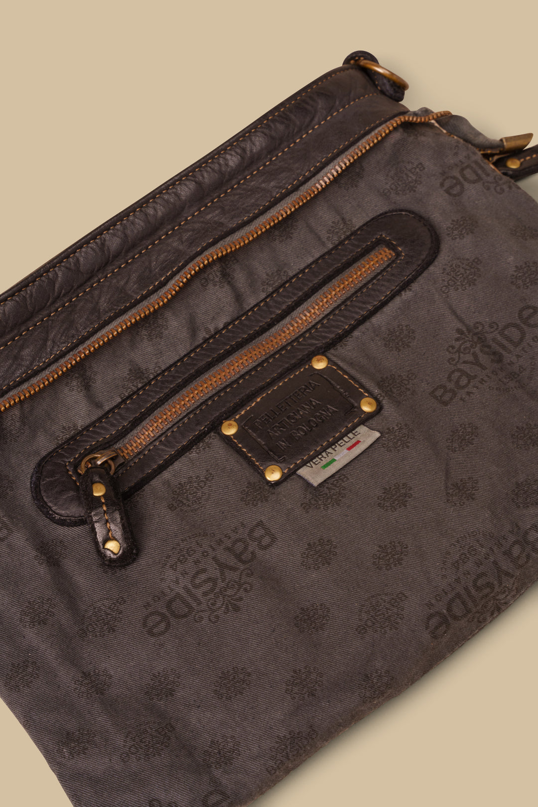 BAYSIDE84 WING CROSSBODY POUCH - BUTTERY BLACK
